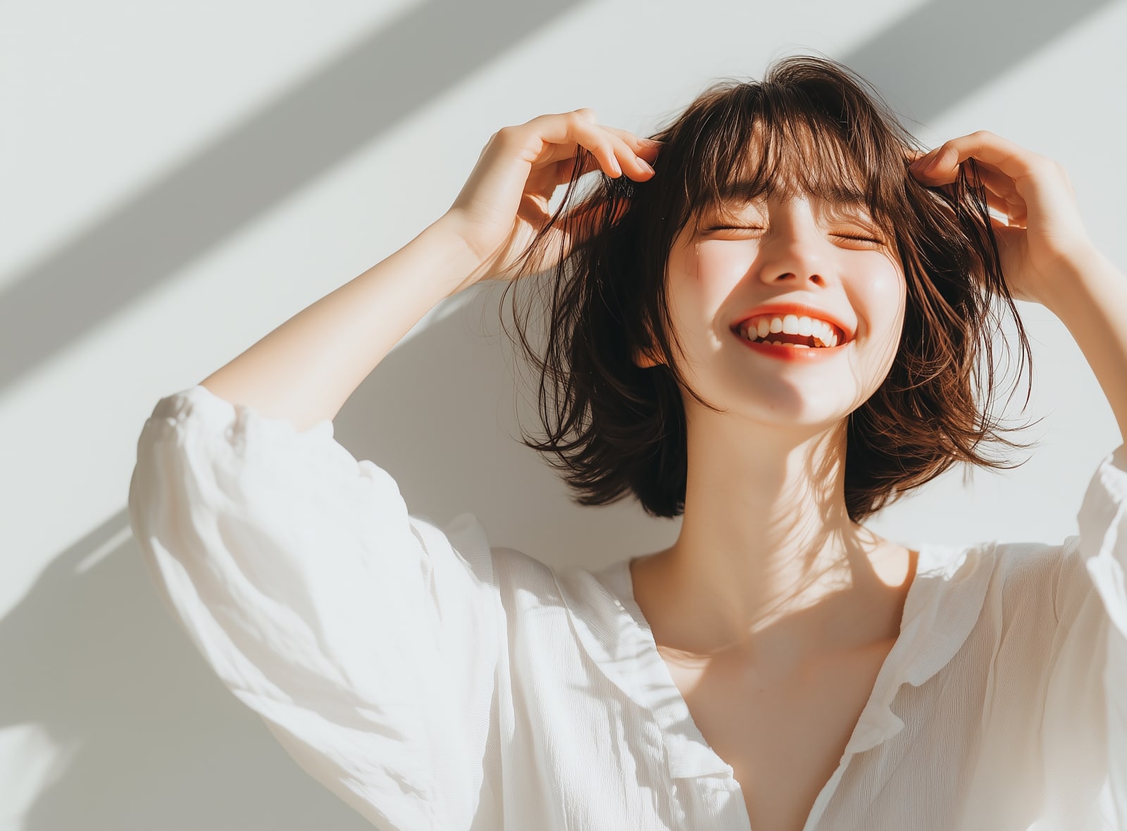 自然光の中で微笑むAURISTのスタイリスト